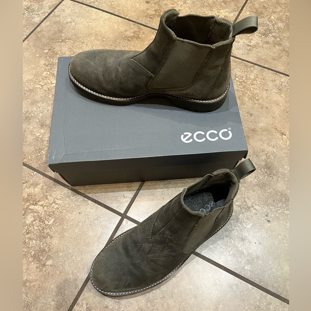 Ecco Jamestown men’s Chelsea boots; Tarmac (olive) suede - Fantastic condition!